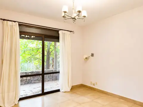 Casa en Alquiler con 1 cochera