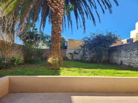 Casa en Alquiler con 2 cocheras