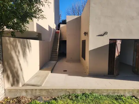 ¡Casa con 2 dormitorios, parque y espacio para 2 autos!