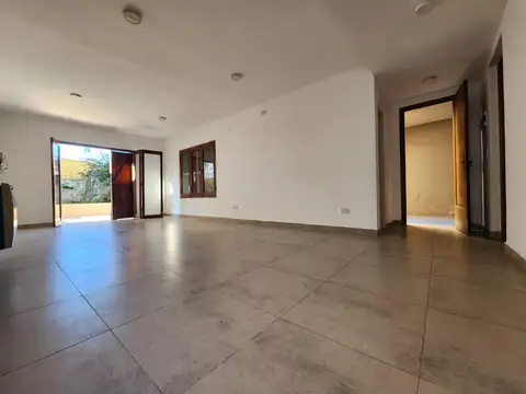 ¡Casa con 2 dormitorios, parque y espacio para 2 autos!