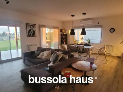 Casa en Alquiler con 2 cocheras