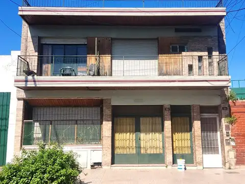 VENTA DE CASA CON 13 HABITACIONES EN DOS PLANTAS, PATIO Y TERRAZA