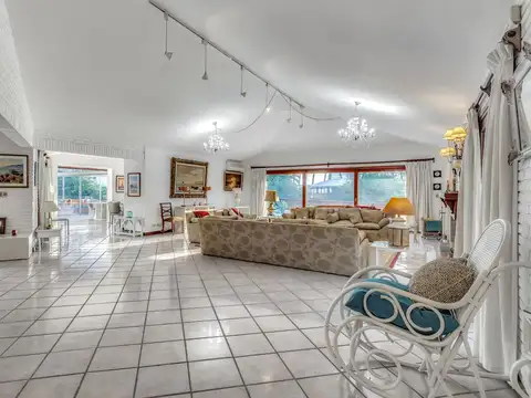 Casa en Alquiler Temporal en Playa Mansa, USD 69.900