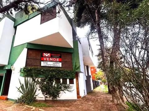 TRIPLEX CON 4 DORMITORIOS, PARRILLA, COHERA Y GAS NATURAL.