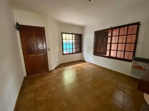 Casa en Alquiler con 1 cochera