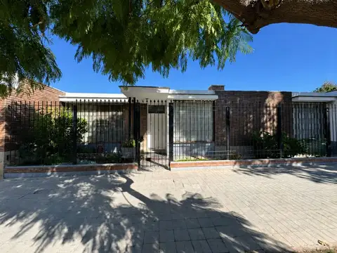 VENTA AMPLIA CASA ,GODOY CRUZ ROCA ESQ.  RAWSON-