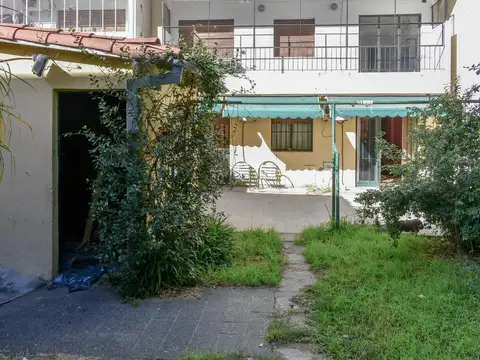 Departamento de 4 ambientes en venta con jardín y patio en Flores