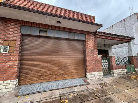 CASA DE 4 AMBIENTES   LOCAL O COCHERA CON GALERIA Y PARQUE