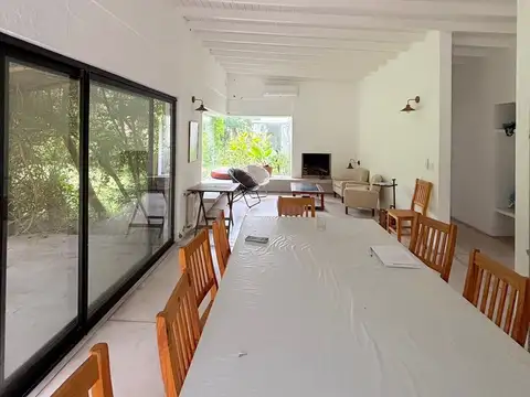 Casa 4 ambientes con 2 baños