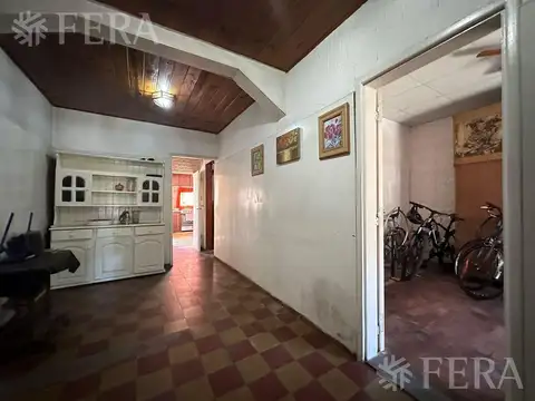 Casa 6 ambientes con 2 baños