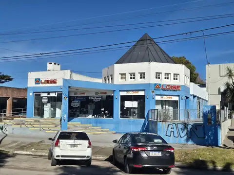 Excelente local sobre Av. Constitución