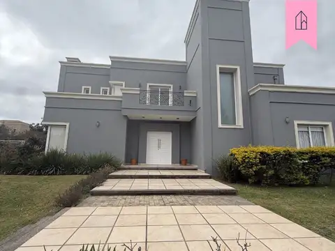 Casa en venta c/ cochera en Club de campo El Tipal