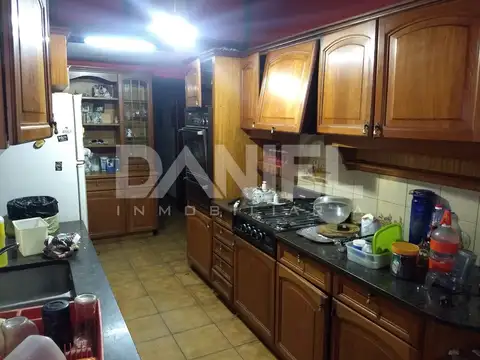 Casa en Alquiler con 2 cocheras