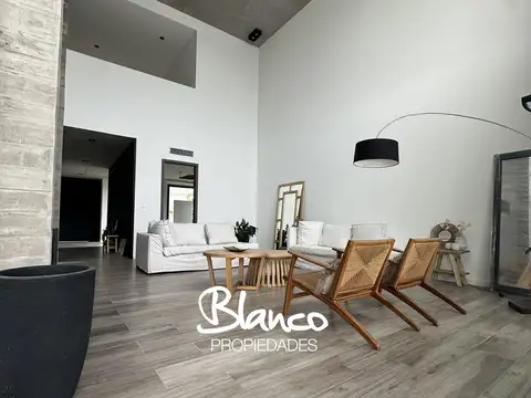 Casa en Venta con 3 cocheras