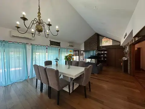 Casa en Venta con 2 cocheras