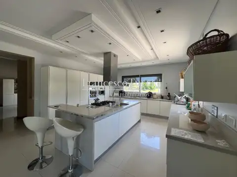 Casa 8 ambientes con 6 baños