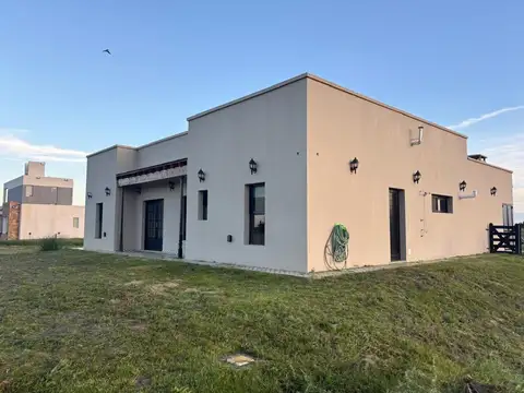 Casa en venta - 5 Dormitorios 4 Baños - San Clemente del Tuyú