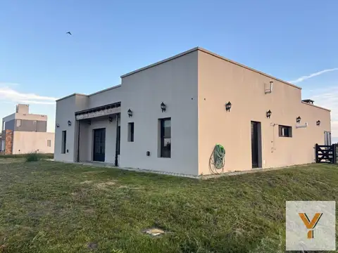 Casa en venta - 5 Dormitorios 4 Baños - San Clemente del Tuyú