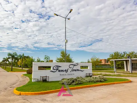 Venta lote en funes town en esquina