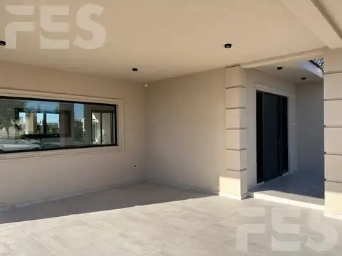 Casa en Venta con 4 cocheras