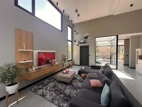 Casa en Venta con 4 cocheras