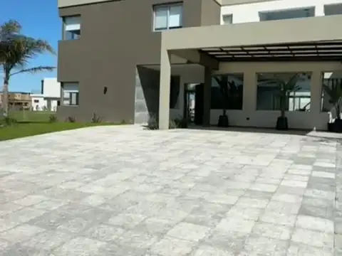 VENTA DE CASA EN BARRIO PRIVADO EN TERRALAGOS.