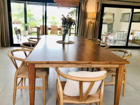 Casa en Alquiler con 4 cocheras