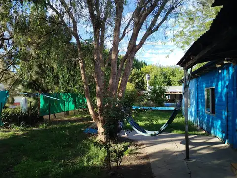 Casa en venta con local de 8 x 8 ms2  de 5 ambientes en vieytes.