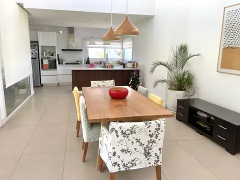 Casa 4 ambientes con 3 baños