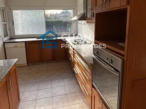 Casa 5 ambientes con 4 baños