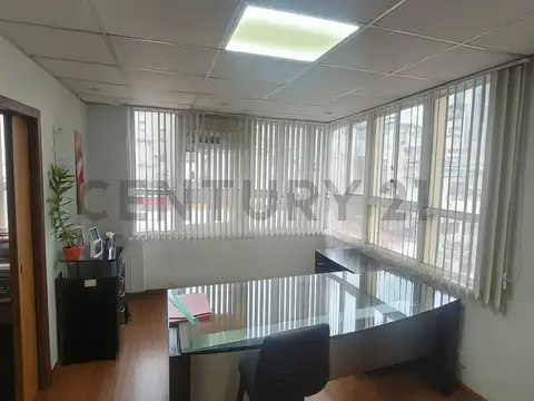 Oficina 5 ambientes con 2 baños