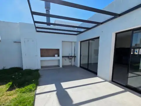 Casa 4 ambientes con 3 baños