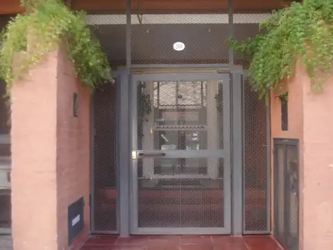 2 ambientes grandes al frente con balcon