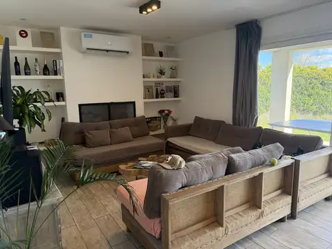Casa en Alquiler con 6 cocheras