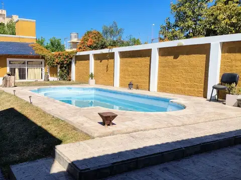 CASA EN AV. CORDOBA Y URQUIZA. CAPITAL