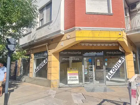 Av Alberdi 2998 local en esquina