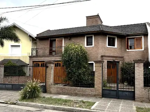 SE VENDE CASA 4 HABITACIONES CON COCHERA BARRIO URCA
