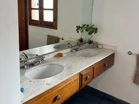 SE VENDE CASA 4 HABITACIONES CON COCHERA BARRIO URCA