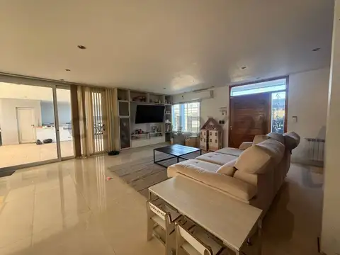 VENTA CASA DE CATEGORIA EN BARRIO LAS BANDERITAS CITY BELL