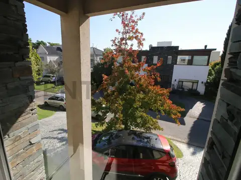 VENTA CASA ALTOS DEL SOL 6 AMBIENTES LUMINOSA CON PILETA QUINCHO 600M2