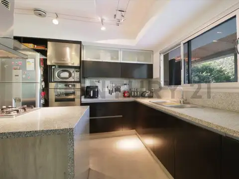 Casa en Venta con 2 cocheras