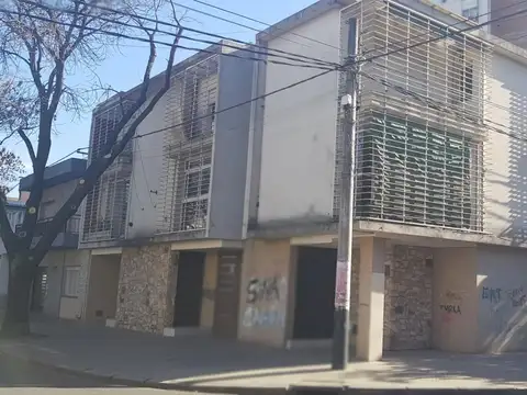 CASA EN ESQUINA EN TRES PLANTAS. REPUBLICA DE LA SEXTA