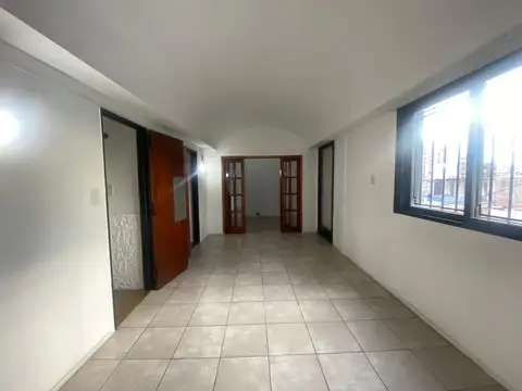 Oficina 7 ambientes con 2 baños