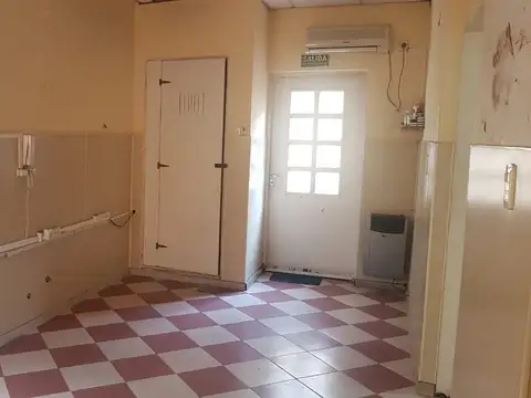 colegiales hermosa casa de 221m2, en una planta con patio y dos baños. solo uso comercial y profes