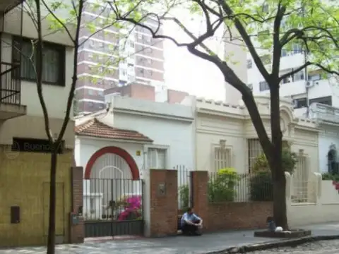 colegiales hermosa casa de 221m2, en una planta con patio y dos baños. solo uso comercial y profes