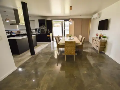 Casa 4 ambientes con 2 baños