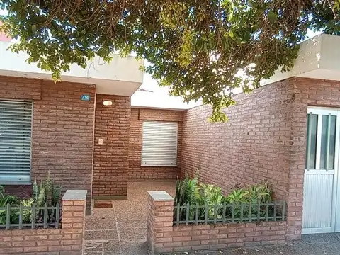 VENTA CASA BARRIO PARQUE/CENTRO SOBRE AVENIDA.-