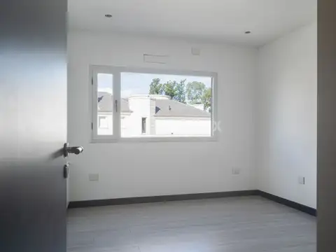 Casa en Venta con 4 cocheras