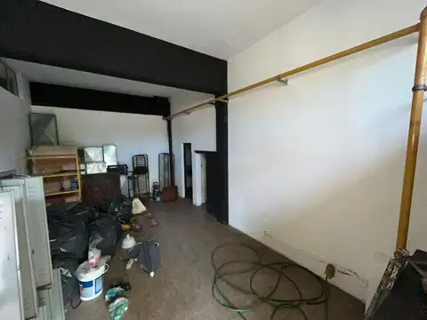 LOCAL COMERCIAL DE 30 M2 CON BAÑO Y PEQUEÑA COCINA.