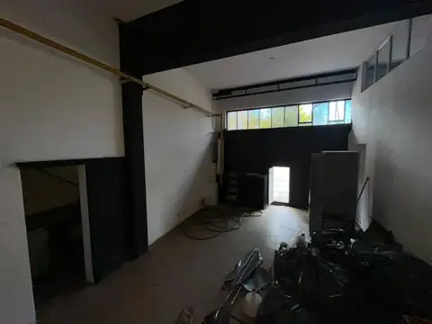 LOCAL COMERCIAL DE 30 M2 CON BAÑO Y PEQUEÑA COCINA.